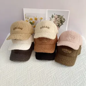 Auswahl an Sherpa-Baseballkappen mit DREAM-Stickerei in verschiedenen Herbstfarben