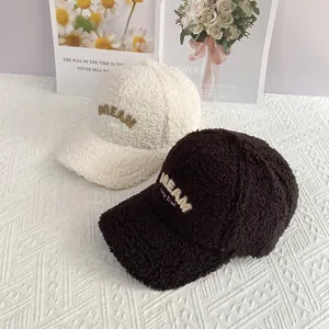 Detail von Teddy-Plüsch-Baseballkappen mit hochwertiger DREAM 3D-Stickerei-Textur