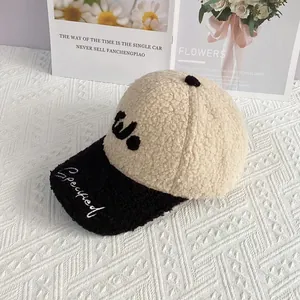 Primer plano de gorra de lana de cordero en contraste con bordado y textura suave