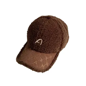 Braune Teddy-Fleece-Baseballkappe mit A-Patch-Stickerei und Strass am Schirm
