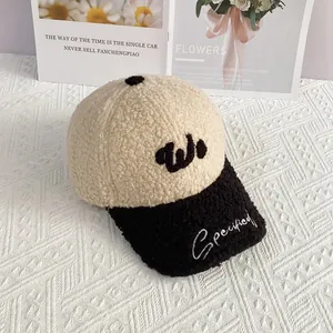 Primer plano detallado de gorra de lana crema con visera negra y bordado decorativo