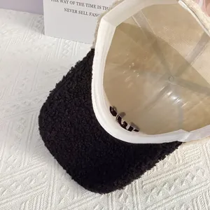 Vista de detalle de gorra de béisbol de felpa con soporte interior para mantener la forma