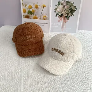 Detail von flauschigen Lammwoll-Basecaps mit DREAM 3D-Stickerei in Braun und Creme