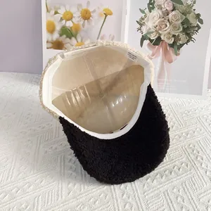 Vista interior de gorra de lana de cordero con forro blanco y etiqueta de talla de 58cm