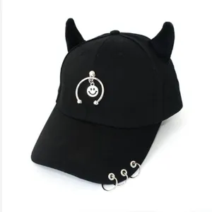 Dettaglio cappellino in cotone nero con corna da diavolo 3D e anello a ferro di cavallo silver