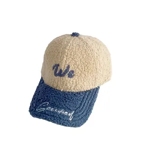 Gorra de béisbol de forro polar sherpa beige y azul marino con bordado de letras We
