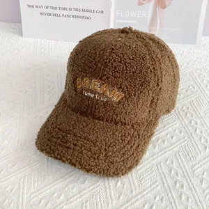 Detailaufnahme der braunen Teddy-Fleece-Baseballkappe mit DREAM-Stickerei und weicher Textur
