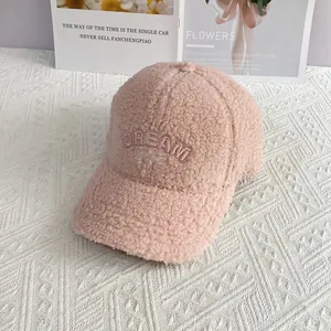 Detailansicht der rosa Lammwoll-Basecap mit DREAM come true Stickerei-Details
