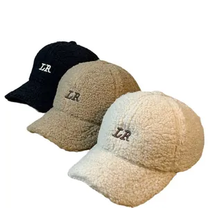 Detail von LR bestickten Teddy-Baseballkappen in den Farben Schwarz, Khaki und Beige