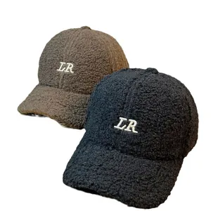 Detailansicht der Plüsch Lammwolle Baseballkappen mit LR Stickerei in Schwarz und Braun