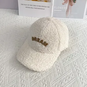 Detailansicht der cremefarbenen Lammwoll-Basecap mit brauner DREAM-Stickerei im 3D-Look