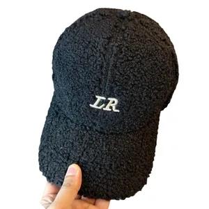 Schwarze Teddyplüsch Baseballkappe mit weißer LR-Stickerei für kalte Wintertage