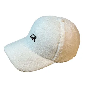 Weiße Teddy-Fleece Baseballkappe mit LR-Stickerei in einer 45-Grad-Seitenansicht