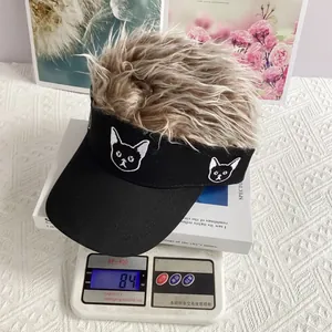 Báscula digital mostrando los 84g de peso de la gorra divertida con peluca sintética