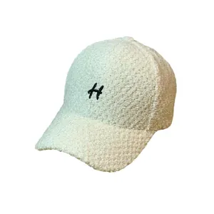 Beige bouclé baseballpet met zwart geborduurde letter H voor de herfst en winter mode