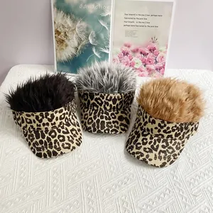 Gorra de béisbol con estampado de leopardo y peluca integrada en negro, gris y café