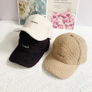 Warme Fleece-Basecap mit 'missed' Stickerei in Beige, Schwarz und Khaki Farben