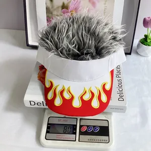 Mesure du poids d'une casquette visière à broderie flamme avec longue perruque grise
