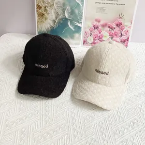 Teddy-Fleece Baseball-Caps in Schwarz und Beige mit Missed-Stickerei für Herbst und Winter