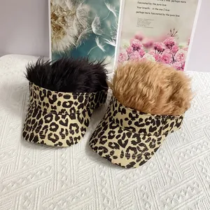 Gorra de béisbol con estampado de leopardo y peluca sintética negra y marrón