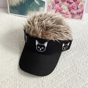 Detalle de visera negra con pelo sintético marrón y bordados de gatos blancos