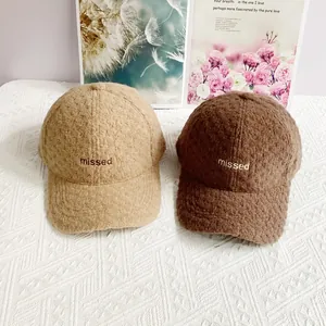 Beige und braune Lammwoll-Baseballkappen mit missed-Stickerei für warme Winteroutfits