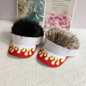 Casquette blanche avec broderie de flammes rouges et perruque de cheveux synthétiques