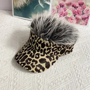 Vista superior de visera con estampado de leopardo, pelo sintético gris y tejido de lona