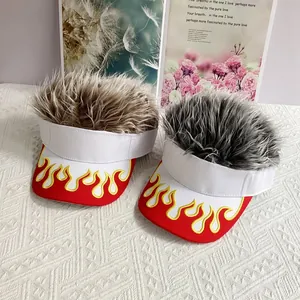 Détail de la casquette visière avec broderie flamme et perruque de cheveux synthétiques
