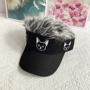 Detalle de bordado de gato en gorra hip hop negra con divertida parte superior de peluca