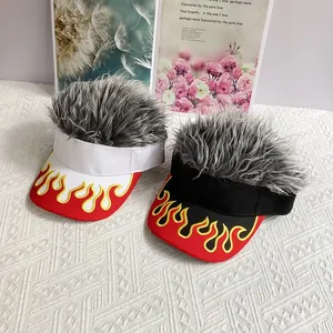 Détail de casquettes de baseball avec perruques grises et broderie de flammes jaunes