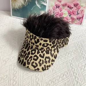 Detalle de gorra de béisbol con estampado de leopardo y pelo sintético negro en encaje