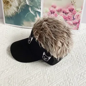 Detalle del bordado de gato en visera negra creativa con decoración de peluca