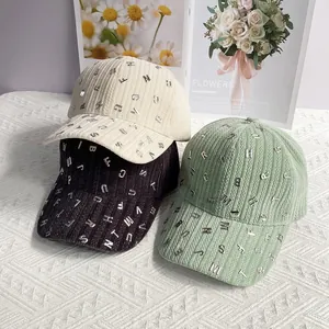 Berretto da Baseball in Velluto Satinato a Coste da Donna con Decorazione Lettere in Metallo Rivetti Autunno Inverno Caldo Moda Casual Cappello da Sole Regolabile