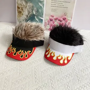 Détail de la broderie de flammes sur des visières avec extensions de cheveux synthétiques