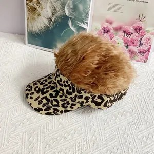 Detalle de la gorra con estampado de leopardo y peluca rizada marrón para fiestas