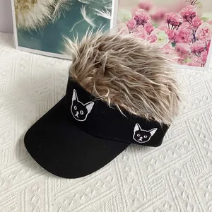 Detalle de gorra visera con bordado de perro y pelo sintético castaño de estilo despeinado