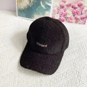Detailaufnahme der missed-Stickerei auf der schwarzen Fleece-Baseballkappe
