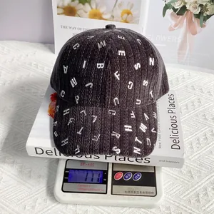 Dettaglio del cappello da baseball in velluto grigio con lettere d'argento e peso di 111g