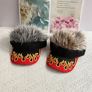 Casquette avec broderie de flammes et perruques synthétiques en gris et marron