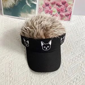 Detalle de gorra visera con peluca castaña y bordado de gato estilo hip hop