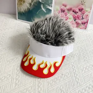 Détail de la casquette blanche avec broderie flamme et perruque de cheveux gris