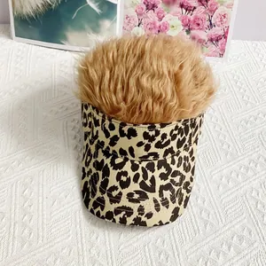 Vista detallada de gorra de béisbol de leopardo con peluca de pelo sintético marrón