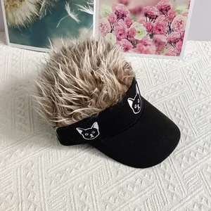 Detalle de la gorra visera creativa con pelo sintético y bordado de gato blanco