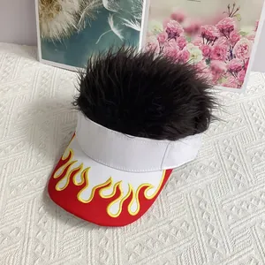 Détail de la broderie de flammes et cheveux synthétiques sur une casquette visière