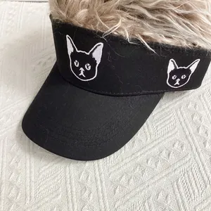 Detalle del bordado de gato en visera negra con pelo largo sintético rubio y suave