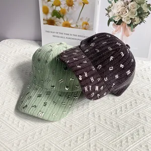 Cappellini da baseball in velluto a coste verde menta e viola con borchie in metallo
