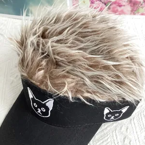 Detalle de visera creativa con pelo castaño realista y bordado de gato en color blanco