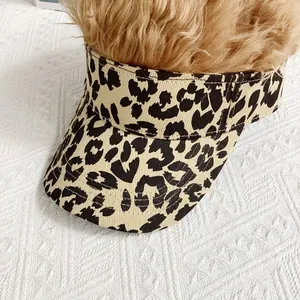 Detalle de visera con estampado de leopardo y pelo largo sintético para disfraces