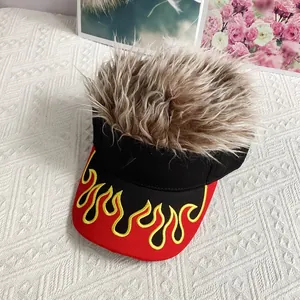 Détail de la broderie de flamme rouge et perruque synthétique sur la casquette de baseball